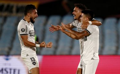 Soccer Football - Copa Libertadores - Semi Final - Second Leg - Penarol v Botafogo - Estadio Centenario, Montevideo, Uruguay - October 30, 2024 Botafogo's Thiago Almada celebrates scoring their first goal with teammates REUTERS/Mariana Greif