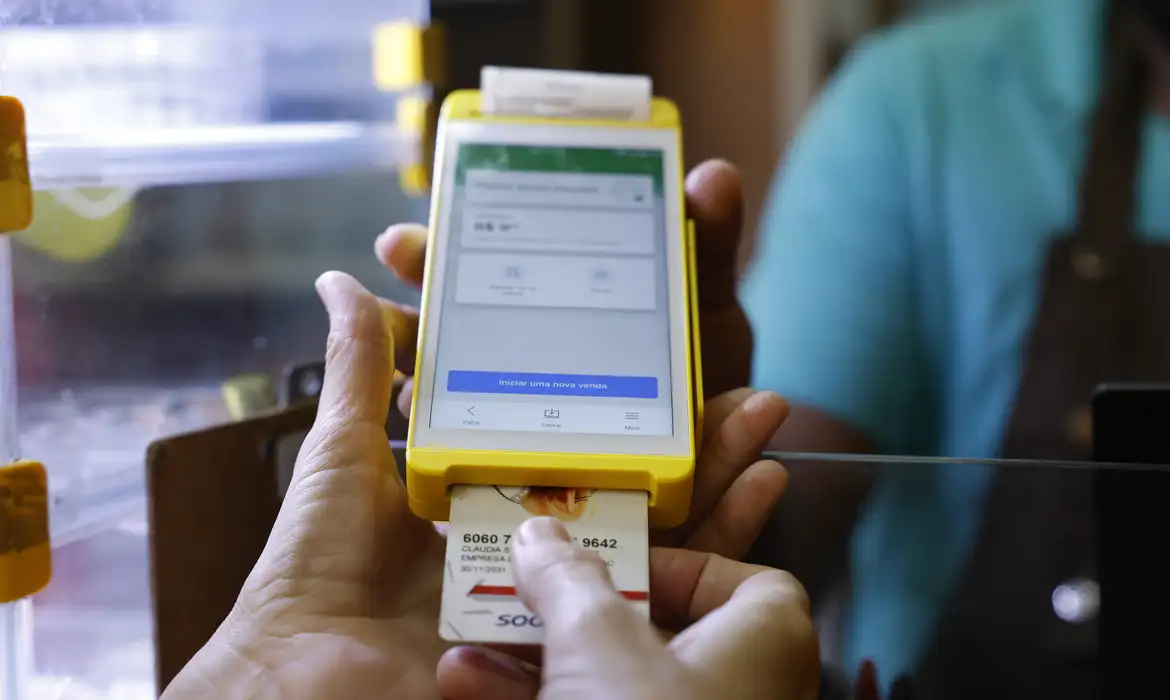 Rio de Janeiro (RJ), 12/01/2025 – Transação comercial em maquininha. Novo decreto moderniza o Programa de Alimentação do Trabalhador (PAT) e traz novas regras ao sistema de vale-alimentação e vale-refeição. Foto: Fernando Frazão/Agência Brasil