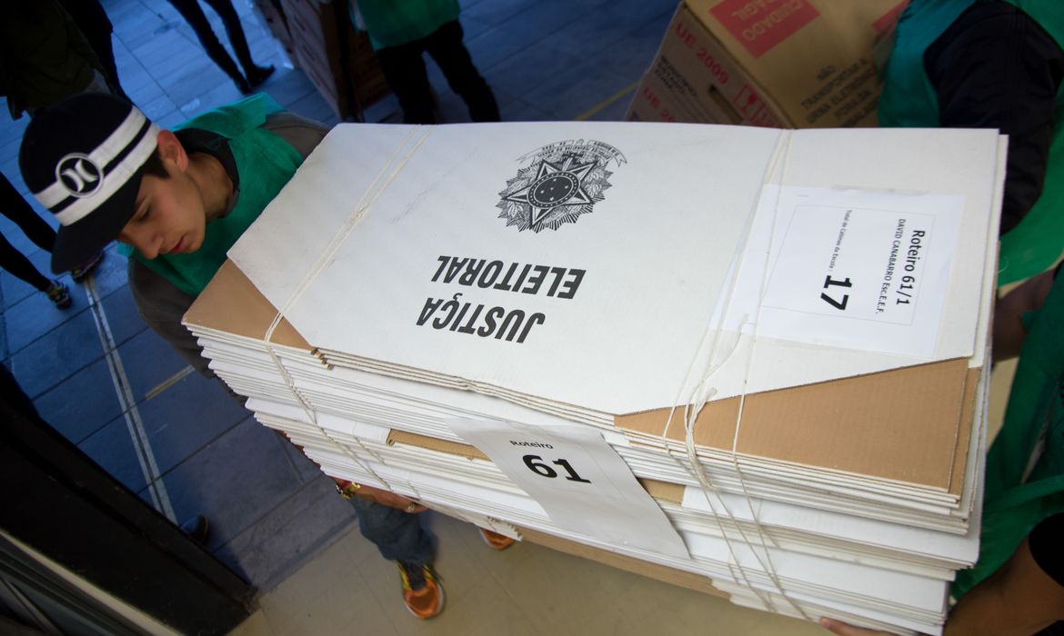  Urnas Eletrônicas que serão utilizadas nas zonas eleitorais de Porto Alegre começam a ser despachadas para os locais de votação. ( Marcelo Camargo/Agência Brasil)
