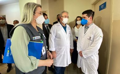 Ministro Queiroga e Secretária de Enfrentamento à Covid-19, Rosana Leite, visitaram a Unidade de Saúde Moreninha, em Campo Grande/MS