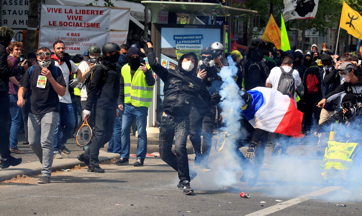 Confrontos com policiais da tropa de choque francesa durante uma manifestação no Dia do Trabalhador em Paris.
