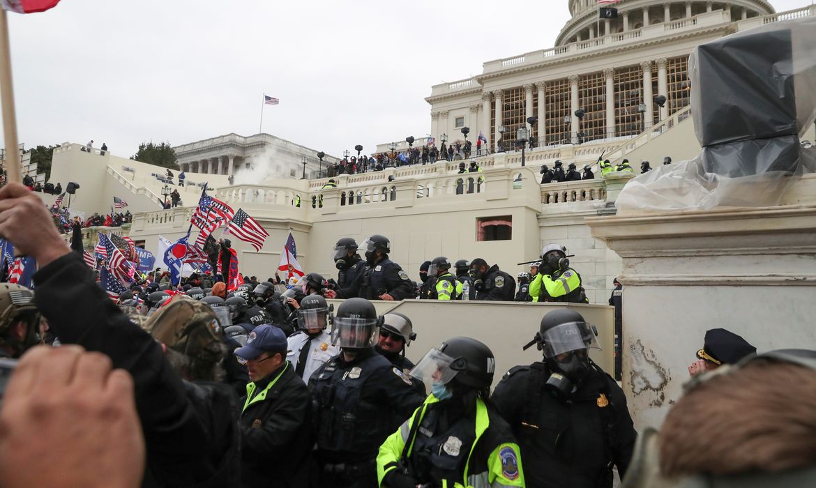 Apoiadores do Presidente norte-americado Donald Trumb protestam em Washington