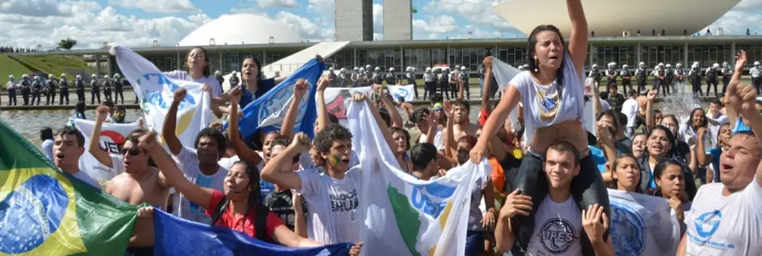 UNE realiza manifestação reivindicando 10% do PIB do país investidos em educação pública UNE realiza manifestação reivindicando 10% do PIB do país investidos em educação pública