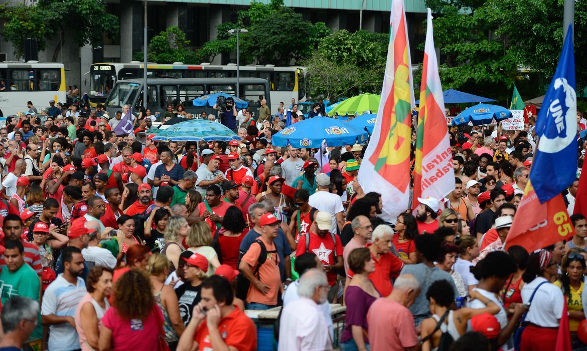 Rio de Janeiro - Manifestantes fazem ato no Largo da Carioca contra o processo de  impeachment da presidenta Dilma Rousseff e em apoio ao ex-presidente Lula (Fernando Frazão/Agência Brasil)