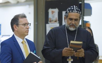Padre Kelmon doa bíblias para UnB e propõe pacto a demais candidatos