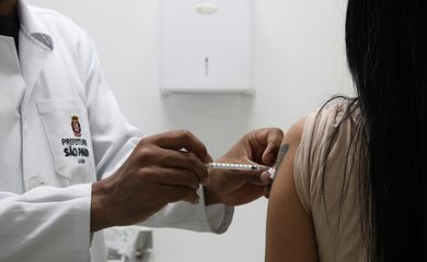Vacinação de adultos contra covid-19 na Unidade Básica de Saúde - UBS Brás.