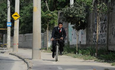 Rio de Janeiro - A ciclovia da Estrada dos Bandeirantes apresenta vários problemas como postes no meio da pista, buracos, desníveis e má sinalização