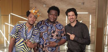 Maurício Pacheco com a banda Dois Africanos