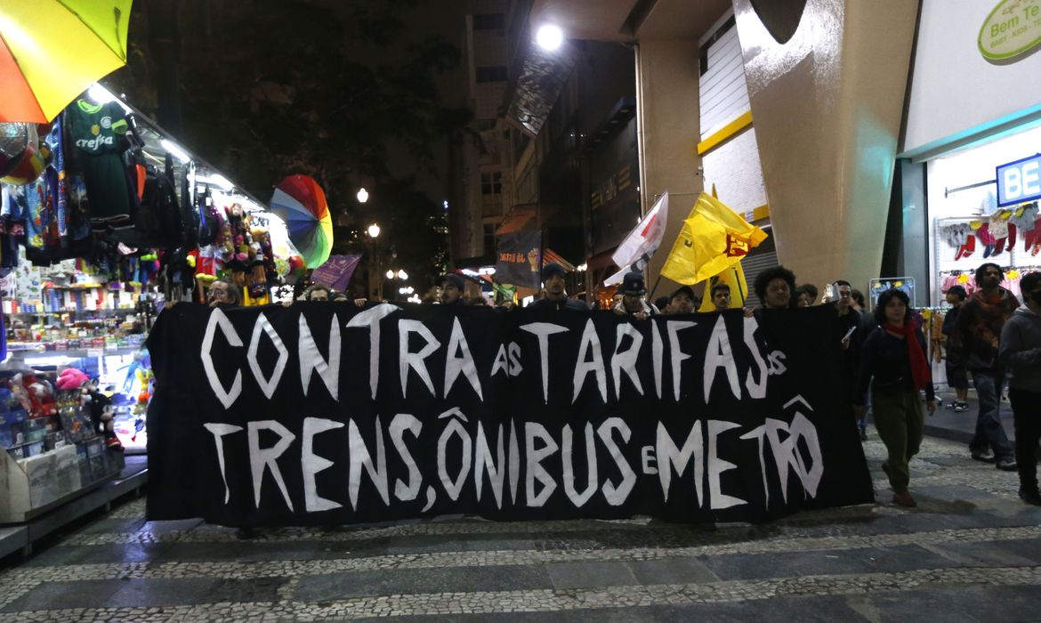 São Paulo (SP), 29.06.2023 - Ato contra tarifa de transporte público lembra atos de  2013. Manifestação no centro da cidade pela Tarifa Zero para o transporte público.  Foto Paulo Pinto/Agência Brasil