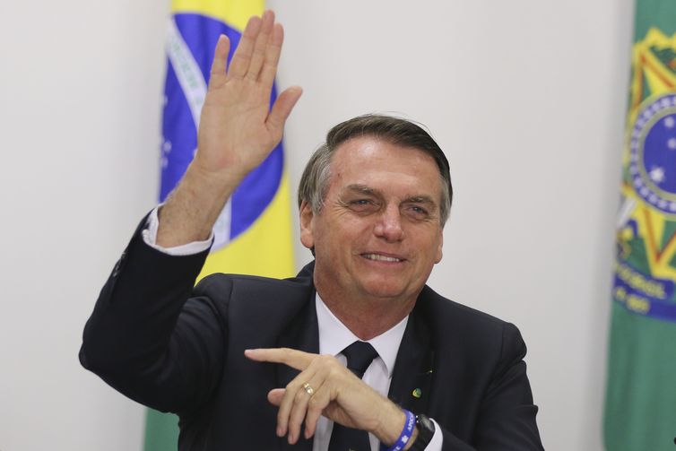 O presidente Jair Bolsonaro participa de videoconferência com escola atendida pelo programa Gesac.