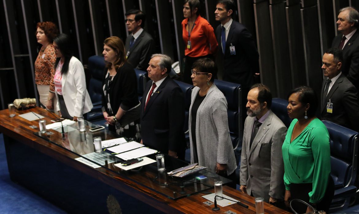 O Senado realiza sessão especial para comemorar o Dia Internacional da Não-Violência contra a Mulher