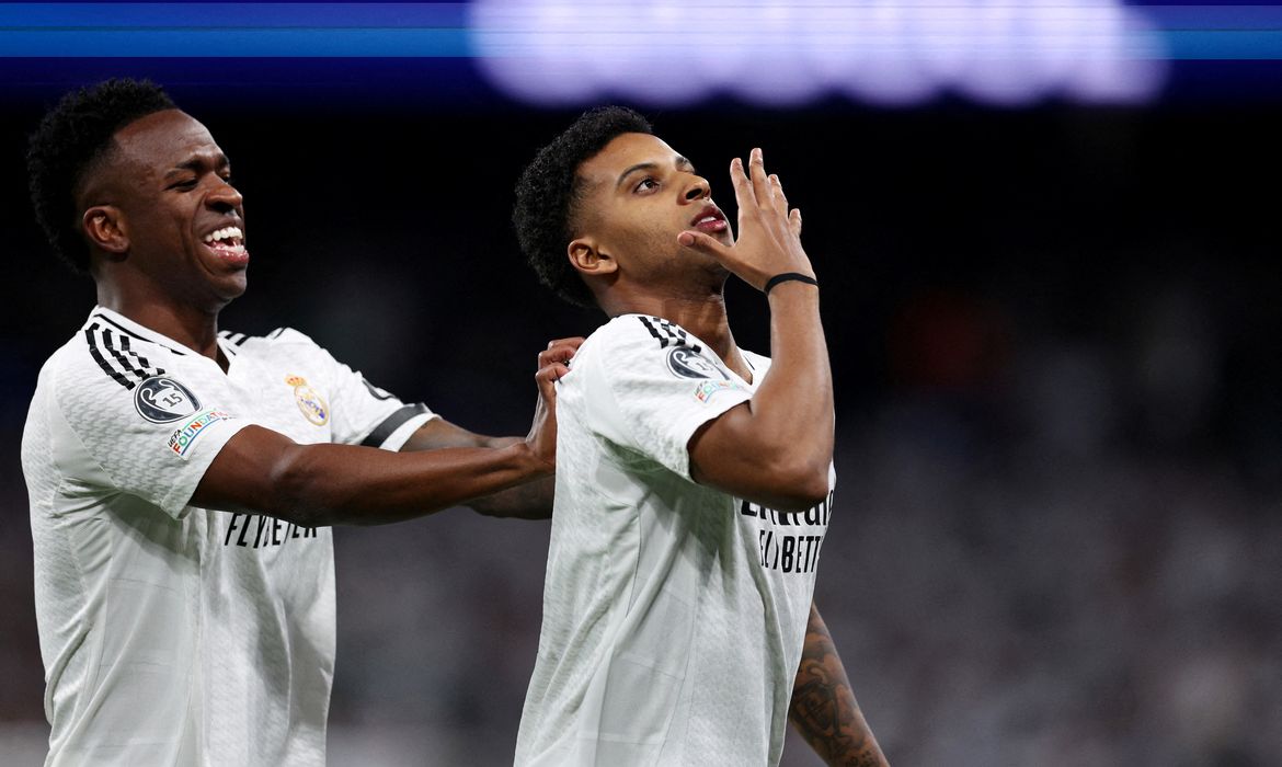 Soccer Football - Champions League - Round of 16 - First Leg - Real Madrid v Atletico Madrid - Santiago Bernabeu, Madrid, Spain - March 4, 2025 Real Madrid's Rodrygo celebrates scoring their first goal with Vinicius Junior REUTERS/Violeta Santos Moura     TPX IMAGES OF THE DAY