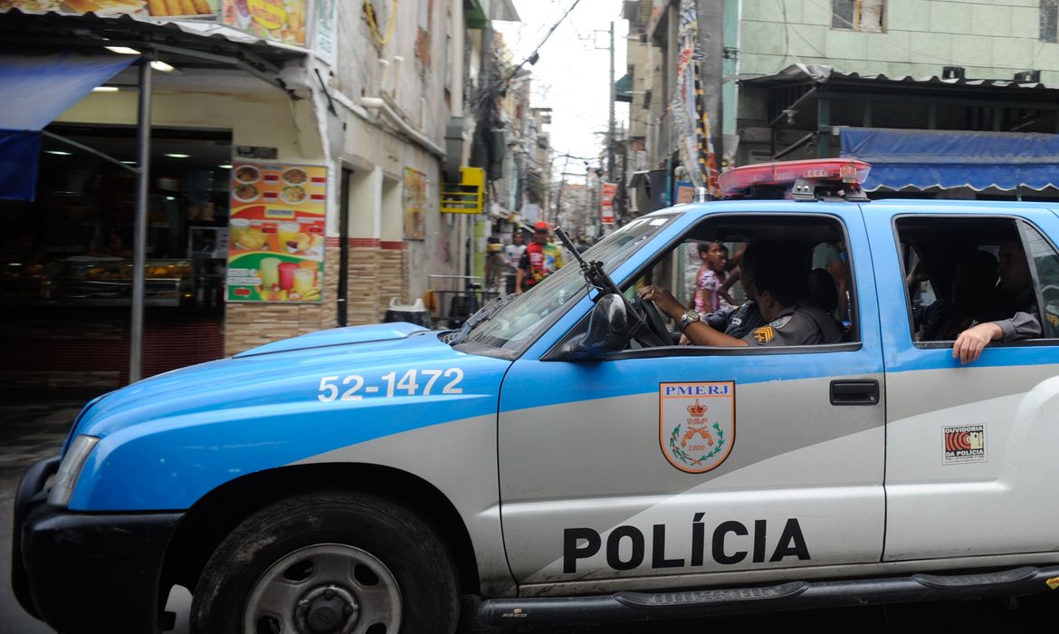 Rio de Janeiro - Na tarde de hoje (25), o Exército chegou ao 22º Batalhão da Polícia Militar, na favela Nova Holanda, no conjunto de favelas da Maré, zona norte da capital fluminense (Tomaz Silva/Agência Brasil)