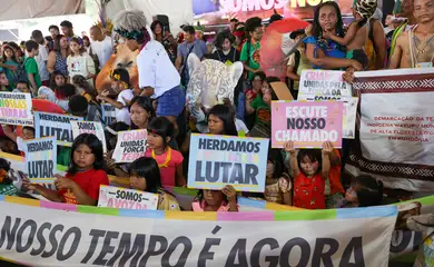 Brasília (DF) 11/04/2025 As ministras do Meio Ambiente, Marina Silva e dos Povos Indígenas, Sônia Guajajara, receberam das crianças indígenas que participam do Acampamento Terra Livre (ATL), uma carta com suas próprias demandas sobre proteção ao meio ambiente, mudanças climáticas, a COP30 e os direitos dos povos indígenas.  Foto: Fabio Rodrigues-Pozzebom/ Agência Brasil