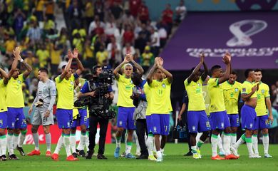 Soccer Football - FIFA World Cup Qatar 2022 - Group G - Brazil v Serbia - Lusail Stadium, Lusail, Qatar - November 24, 2022 Brazil players applaud fans after the match REUTERS/Amanda Perobelli