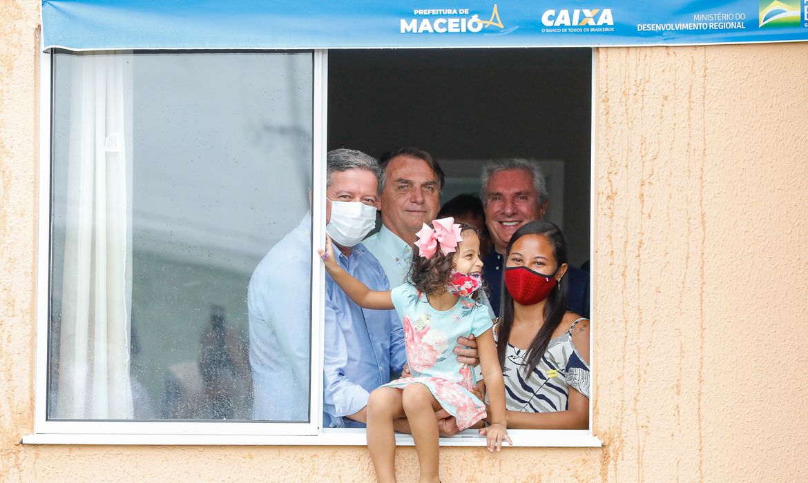  Presidente da República Jair Bolsonaro, visita unidade habitacional e posa para fotografia com família beneficiada. 
