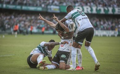 Coritiba vence de virada por 3 a 2 o Fluminense, no Couto Pereira, em 1º/05/2022