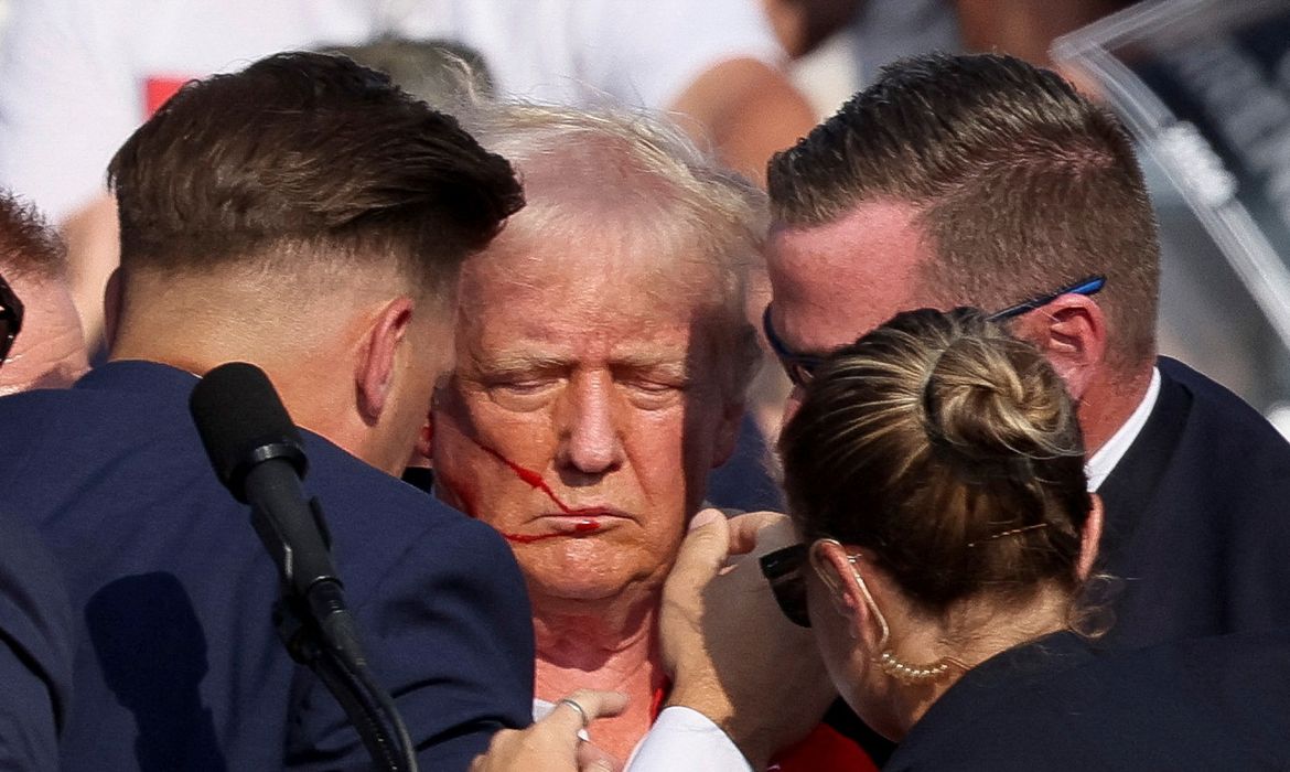 Pensilvânia. 14/07/2024 O candidato presidencial republicano e ex-presidente dos EUA, Donald Trump, é auxiliado por pessoal de segurança após o tiroteio durante um comício de campanha no Butler Farm Show em Butler, Pensilvânia, EUA.  ABC/US Network Pool