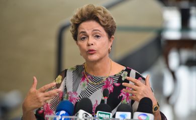 A presidenta Dilma Rousseff participa da cerimônia de entrega do 28º Prêmio Jovem Cientista, no Palácio do Planalto (José Cruz/Agência Brasil)
