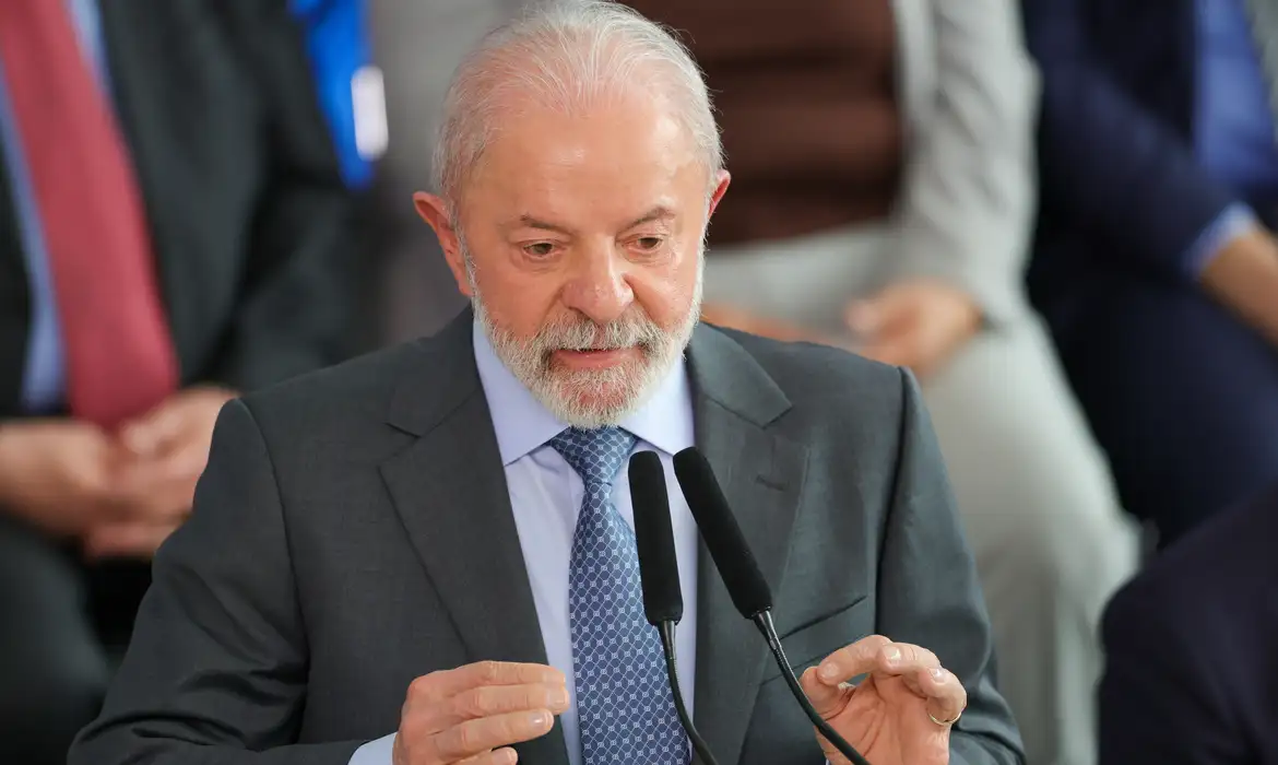 Brasília (DF) 26/11/2025 - O presidente Luiz Inácio Lula da Silva sanciona a lei que amplia a faixa de isenção do Imposto de Renda Pessoa Física para quem ganha até R$ 5 mil por mês e estabelece descontos para rendas de até R$ 7.350 mensais.  Foto: Fabio Rodrigues-Pozzebom/ Agência Brasil
