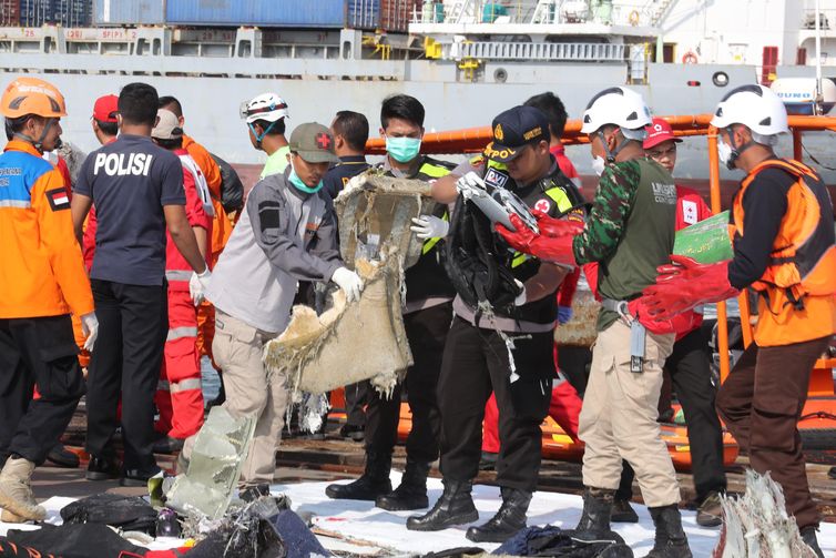 EPA1378. YAKARTA (INDONESIA), 29/10/2018.- Miembros de los servicios de rescate trasladan los cuerpos de las víctimas del avión accidentado en Indonesia en el puerto Tanjung Priok en Yakarta (Indonesia) hoy, 29 de octubre de 2018. El avión de la