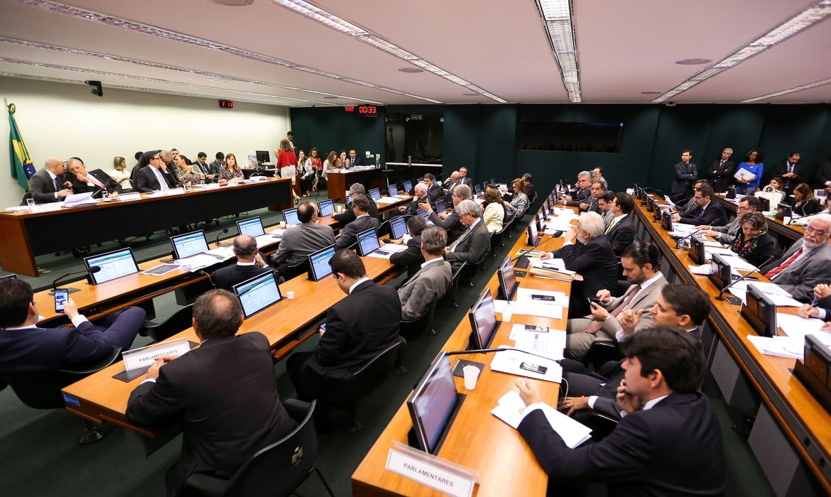 Brasília - Reunião da Comissão Especial que analisa o novo regime fiscal (PEC 241/16)discute parecer do relator Darcísio Perondi (Marcelo Camargo/Agência Brasil)
