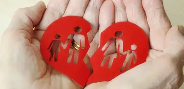 Coração partido com figuras de família dentro
