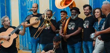 Integrantes da banda de jazz Hot Club de Piracicaba reunidos com os instrumentos
