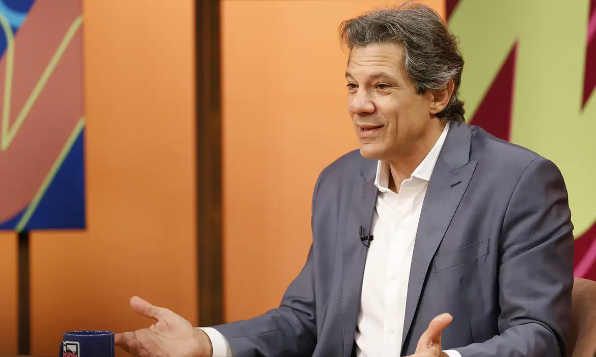 Fernando Frazão/Agência Brasil Rio de Janeiro (RJ), 16/04/2025 – O ministro da Fazenda, Fernando Haddad, participa do programa Sem Censura, da TV Brasil, apresentado por Cissa Guimarães, que também recebe o pianista Francis Hime, o psiquiatra Higor Caldato e o jornalista Muka. Foto: Fernando Frazão/Agência Brasil