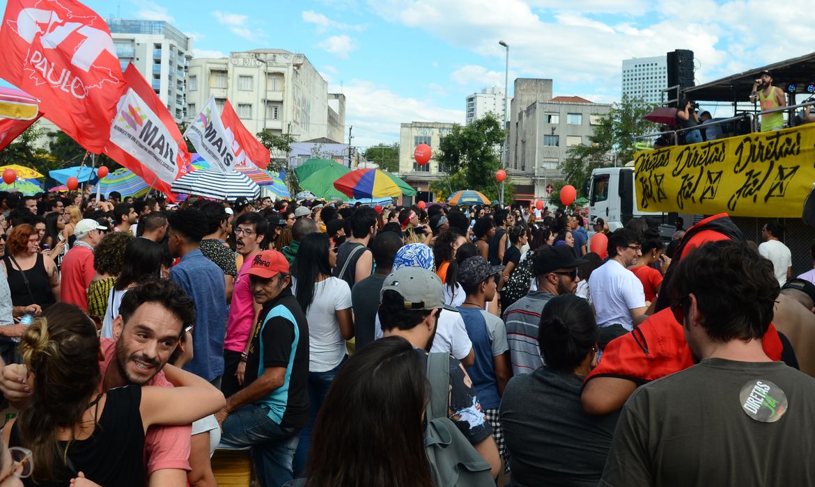 São Paulo - Manifestação a favor das Diretas Já no Largo da Batata, região oeste (Rovena Rosa/Agência Brasil)