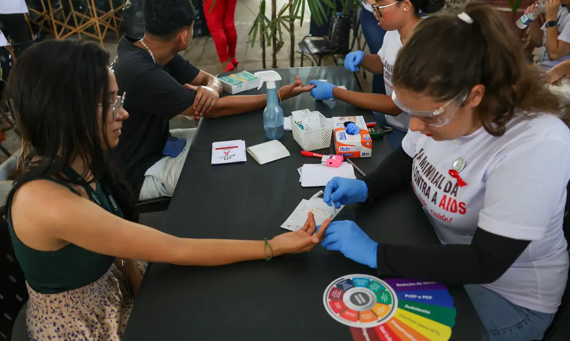 Brasília (DF) 12/12/2025 - Mobilização em Brasília no Dia Mundial de Combate à Aids oferece testagem rápida para HIV, distribuição de autotestes, orientações sobre ISTs e saúde sexual    Foto: Fabio Rodrigues-Pozzebom/ Agência Brasil