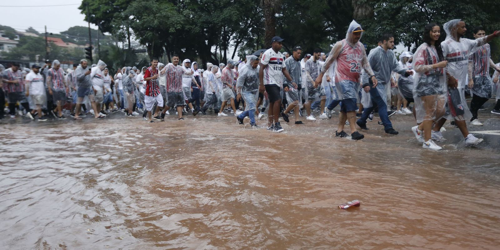 Tempestade atinge região metropolitana de São Paulo e causa uma morte Tempestade atinge região metropolitana de São Paulo e causa uma morte