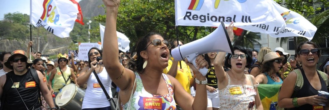 Professores das redes estadual e municipal do Rio de Janeiro fazem uma manifestação na orla da zona sul da cidade.