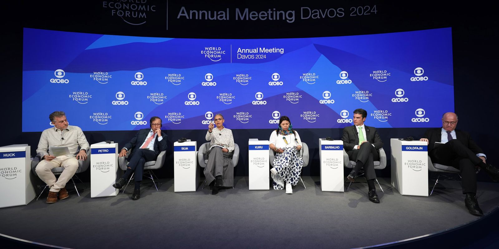 Fórum Econômico Mundial chega ao fim com discursos de cooperação