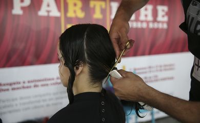 Brasília - Começou nesta segunda-feira (9), na Estação Central (Rodoviária do Plano Piloto), campanha solidária Corte e Compartilhe, que incentiva a doação de cabelo para confecção de perucas para pacientes com câncer de mama  (José Cruz