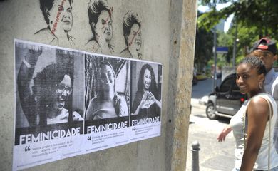Rio de Janeiro - Coletivos espalham cartazes com relatos de mulheres inspiradoras pela cidade do Rio em homenagem ao dia internacional da mulher. (Foto: Tomaz Silva/Agência Brasil)