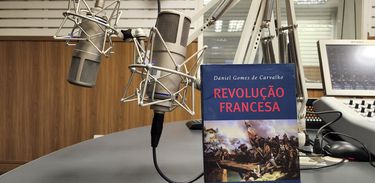 Livro &quot;Revolução Francesa&quot;, do historiador Daniel Gomes de Carvalho