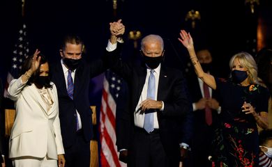 O candidato democrata à presidência dos EUA em 2020 Biden e o candidato à vice-presidência Harris comemoram em seu comício eleitoral em Wilmington