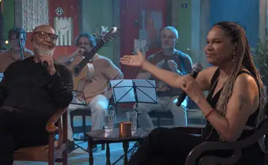 Rio de Janeiro (RJ) 25/04/2025 - Samba na Gamboa, da TV Brasil, homenageia Monarco com especial. Apresentadora Teresa Cristina recebe o cantor e compositor Mauro Diniz, filho do bamba. Frame TV Brasil