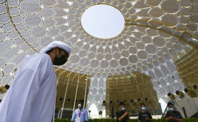 Os Emirados Árabes Unidos possuem regras rígidas de distanciamento social e uso de máscaras em locais públicos.