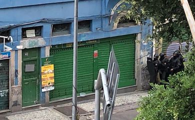 Um homem fez seis pessoas reféns, em um bar na Lapa, área central do Rio de Janeiro, na tarde desta sexta-feira (29). Segundo informações preliminares, ele entrou em um bar na esquina das ruas do Rezende e dos Inválidos, armado com uma faca.