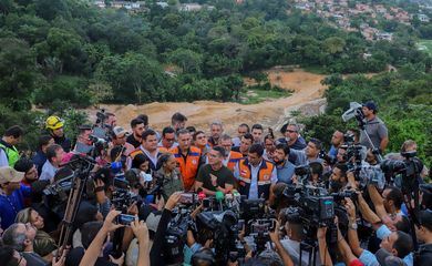 Prefeito de Manaus e ministros do Meio Ambiente e da Integração e do Desenvolvimento Regional visitam locais afetados pelas chuvas