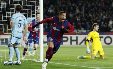 Vitor Roque comemora primeiro gol com a camisa do Barcelona
31/01/2024
REUTERS/Albert Gea