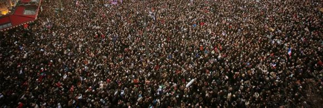 Multidão ocupa ruas de Paris