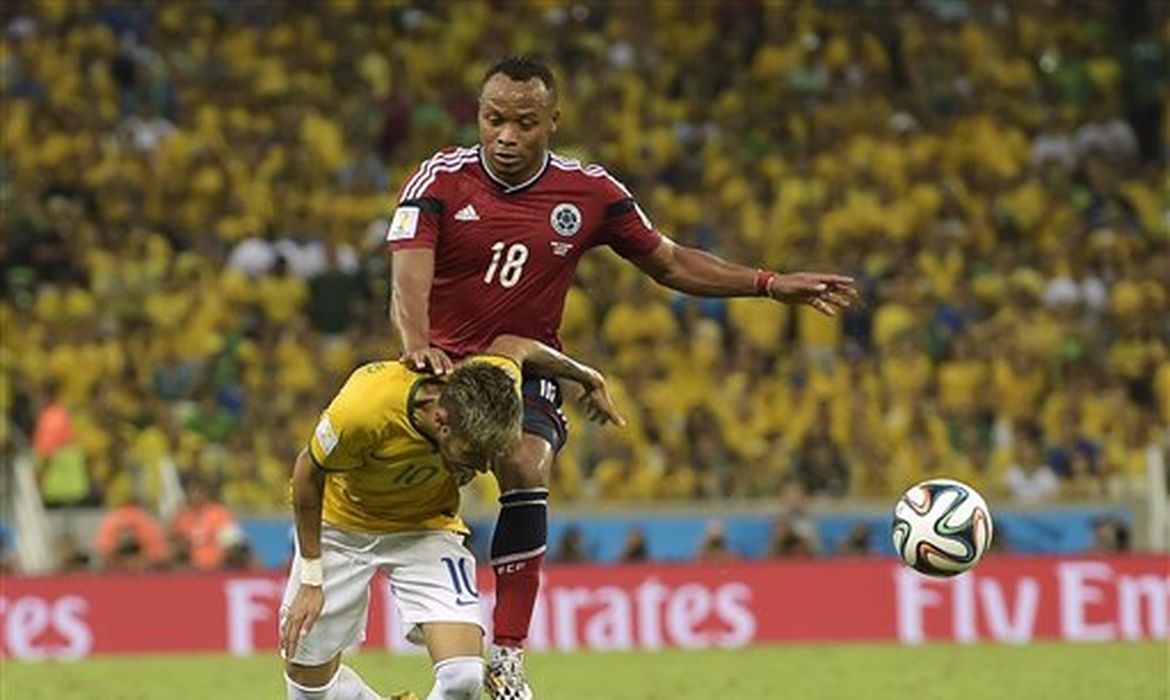 O zagueiro colombiano Zú iga atinge o atacante brasileiro Neymar (Manu Fernandez/AP/Direitos Reservados)