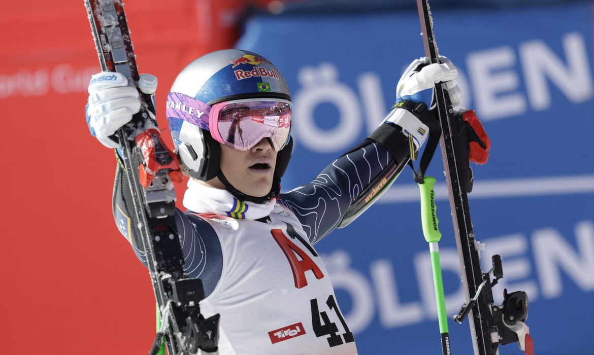 Reuters/Leonhard Foeger/Proibido reprodução Alpine Skiing - FIS Alpine Ski World Cup - Men's Giant Slalom - Soelden, Austria - October 27, 2024
Brazil's Lucas Pinheiro Braathen reacts during the men's giant slalom Reuters/Leonhard Foeger/Proibido reprodução