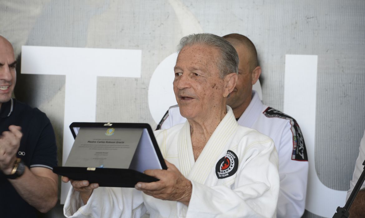Rio de Janeiro - O ministro do Esporte, Leonardo Picciani, entrega homenagem ao professor Robson Gracie, um dos pioneiros do  jiu-jitsu no Brasil (Tomaz Silva/Agência Brasil)