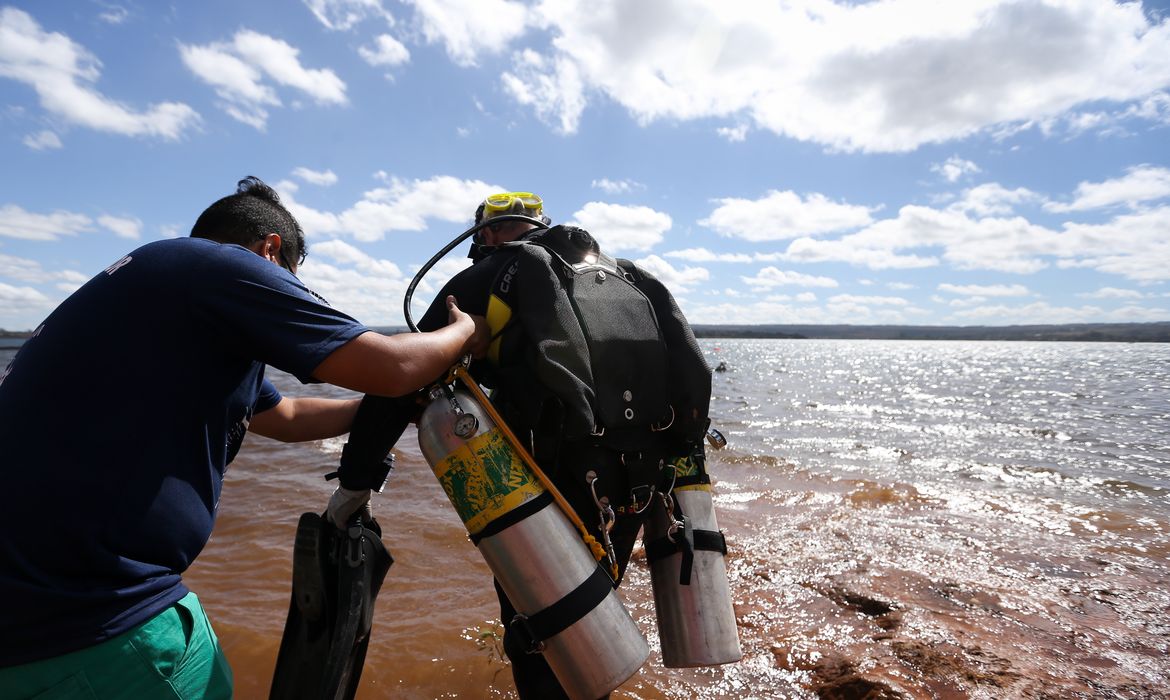 Brasília - Mergulhadores de escolas de mergulho do DF participam de uma ação de limpeza do Lago Paranoá. O objetivo é de resgatar mais de uma tonelada de resíduos das águas do Lago (Marcelo Camargo/Agência Brasil)