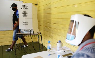 Homem caminha de uma cabine de votação durante as eleições municipais às margens do Rio Negro, onde vivem os Ribeirinhos (moradores da floresta), em Catalão, Brasil, 15 de novembro de 2020. REUTERS / Bruno Kelly
