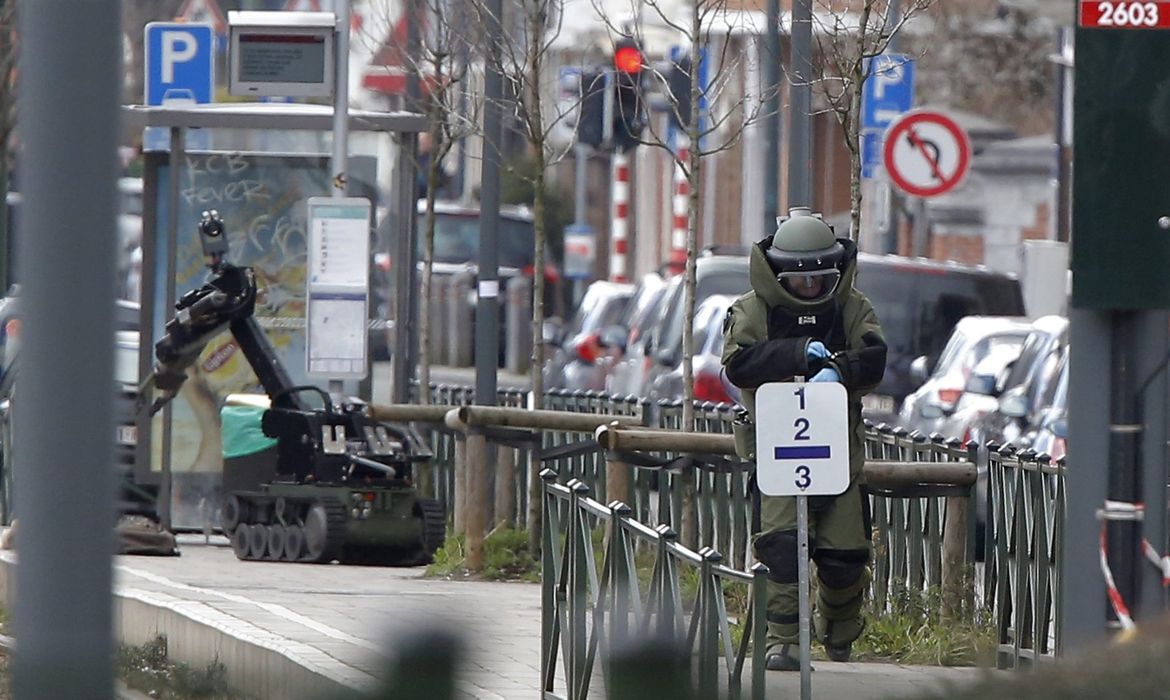 Esquadrão antibomba em ação no bairro Shaerbeek, em Bruxelas, três dias depois dos atentados no aeroporto internacional e em uma estação de metrô da capital belga